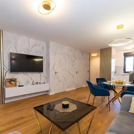 Luxury House Near The Uskok Beach بيت للعطل *